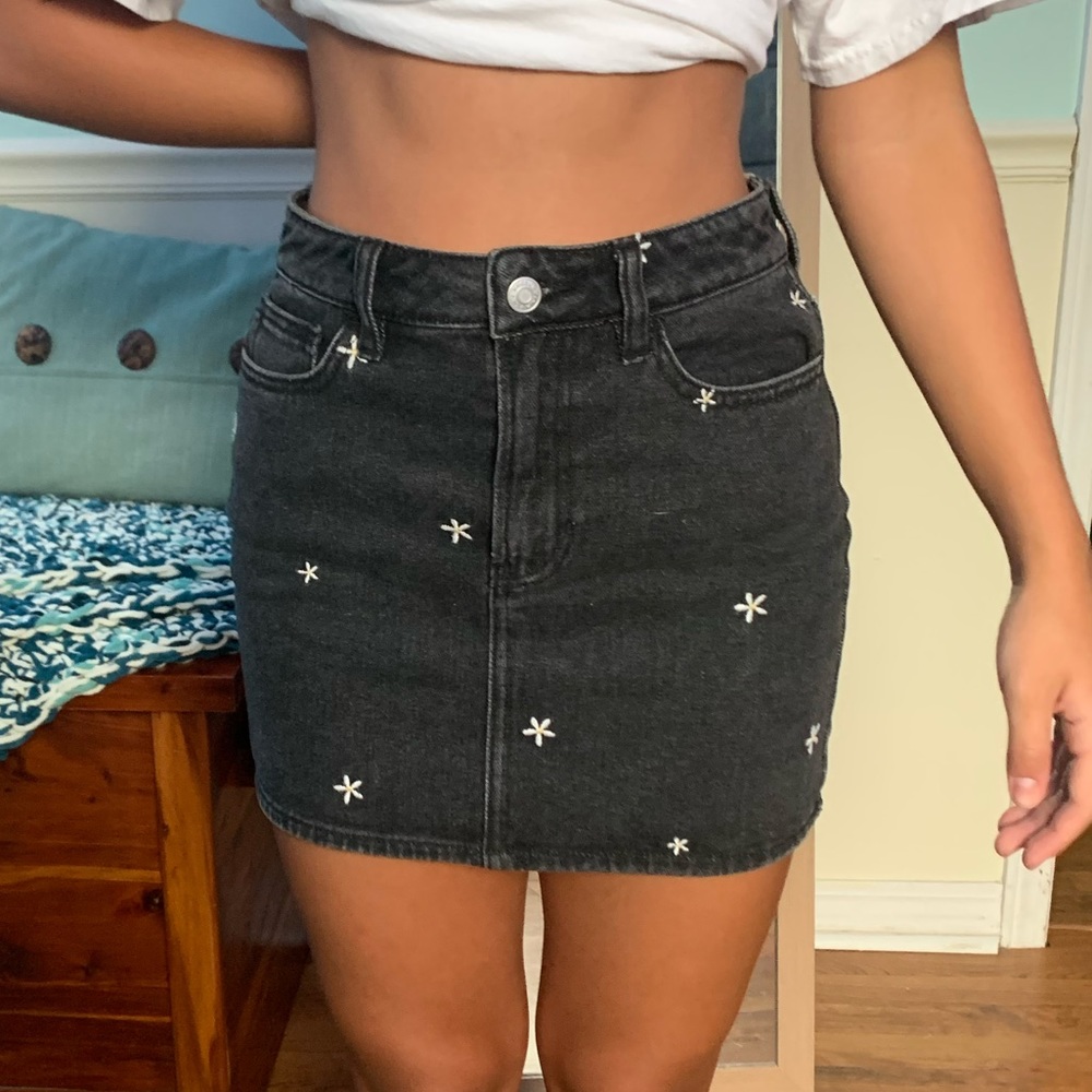 PACSUN BLACK FLOWER SKIRT || WOMEN’S SIZE 23